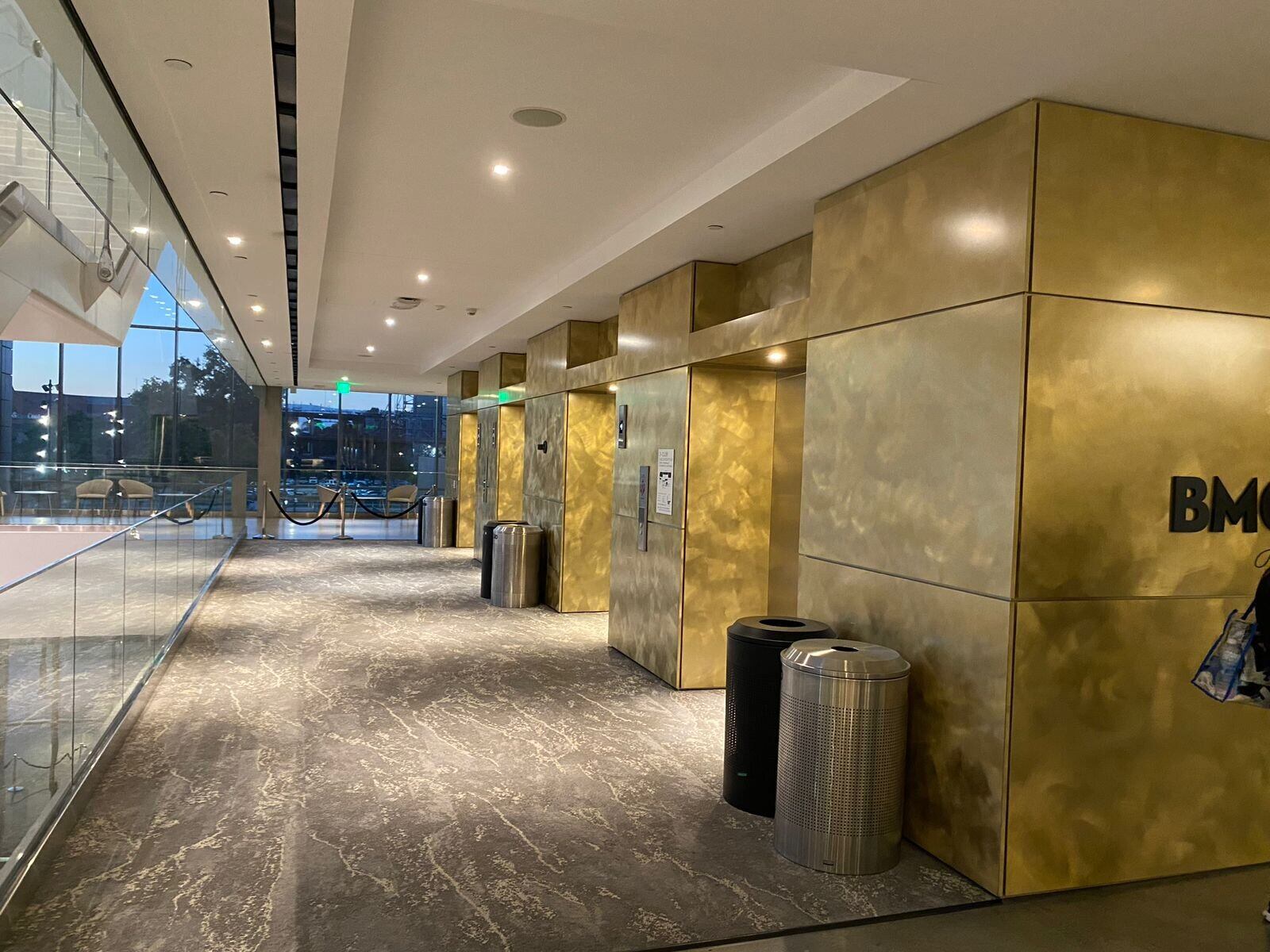 No, no es un hotel. Esos son los ascensores del estadio.