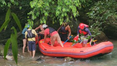 Cruzrojistas rescatan a vacacionistas que fueron arrastrados por un río