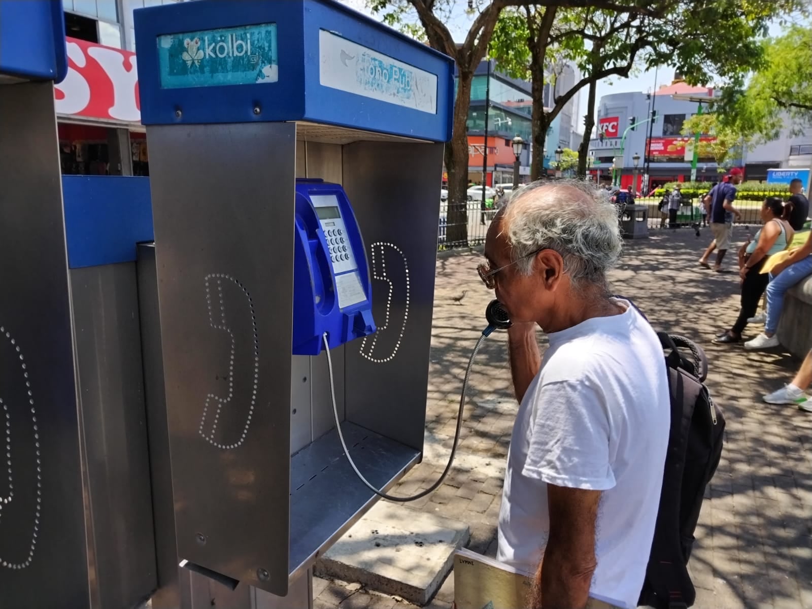 Mario González de Tibás es dibujante y sigue usando los teléfonos públicos a pesar de que tiene celular