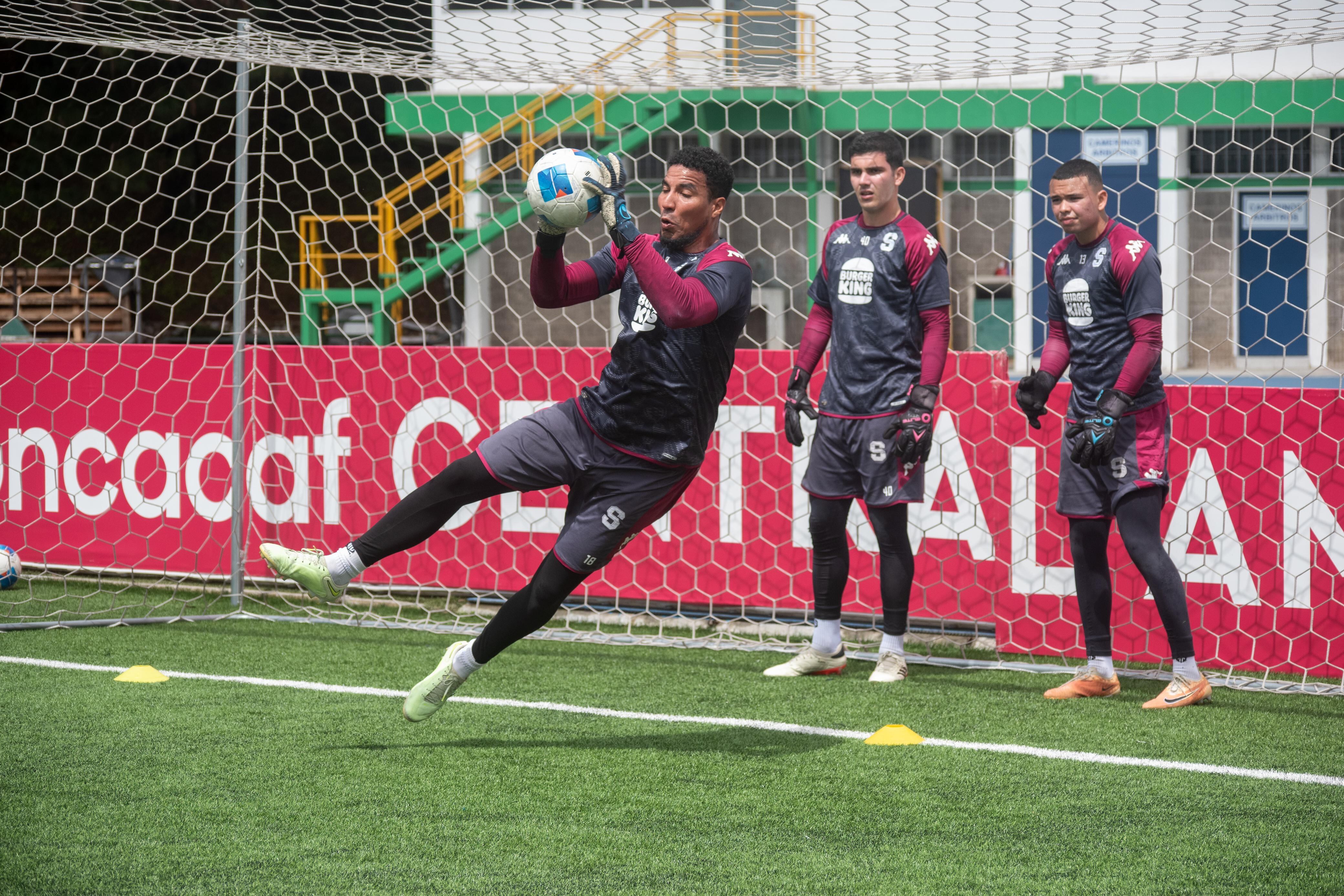 Saprissa realizó el reconocimiento del estadio Cementos Progreso la mañana de este martes. Foto: Prensa Saprissa.