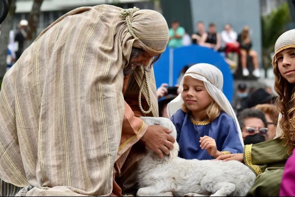 Wilson Ulate Araya es actor sacro profesional, este 2024 cumple 50 años de vida de los cuales 8 los pasó totalmente consumido por el licor y las drogas. En la foto con su hijo Felipe y su sobrina isabella.