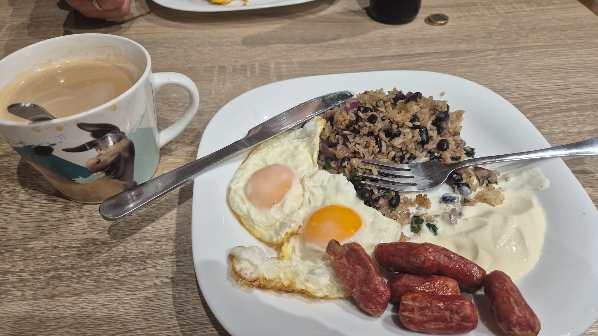 Elizabeth Badilla Segura tiene 34 años, vive en España en donde el año pasado abrió un restaurante de comida mexicana al cual le está yendo muy bien. El restaurante está en Alcázar de San Juan en Ciudad Real y se llama La Llorona en honor a la cantante tica Chavela Vargas.