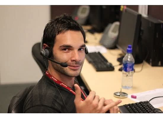 Aldo Blando Serrano, vecino de Barrio Córdoba, San José, tenía una vida que muchos conocen bien: trabajaba en un call center, había dejado la universidad y sentía que su futuro estaba prácticamente definido contestando cientos de llamadas al día.