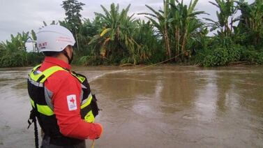 Rescatan a 11 personas que estaban aisladas tres horas por crecida de río