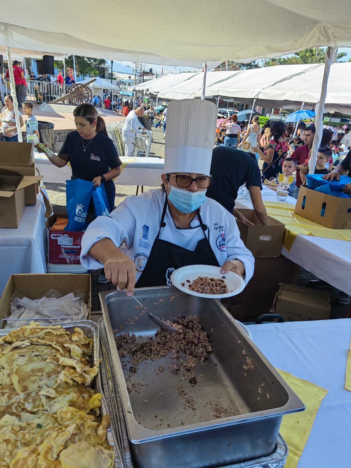 La Cámara Costarricense de Avicultores celebró el 14 de octubre del 2022 el Día Mundial del Huevo en el parque Juan Santamaría de Alajuela. En la foto, doña Olga Calvo, la chef que tuvo que ponerle bonito a mil desayunos.