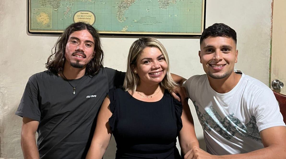 Magdaly (centro) confía que los médicos recuperarán a su hijo Joshua Parra. (der.)