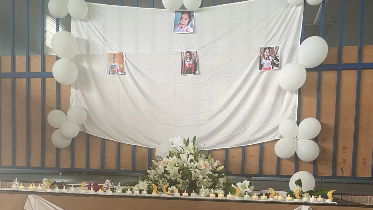 Escuela Sotero González en San Juan de Dios de Desamparados, de luto por muerte de una mamá y sus tres hijos, estudiantes de la institución. Foto: Silvia Coto