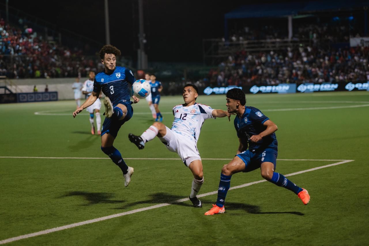Alonso Martínez es custodiado por dos zagueros nicaragüenses en el compromiso de la Selección de Costa Rica en Managua.