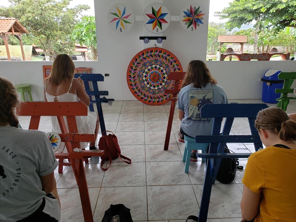 En la Escuela de Pintura Típica Sarchí, le enseñaran a pintar la tradicional rueda. (Cortesía)