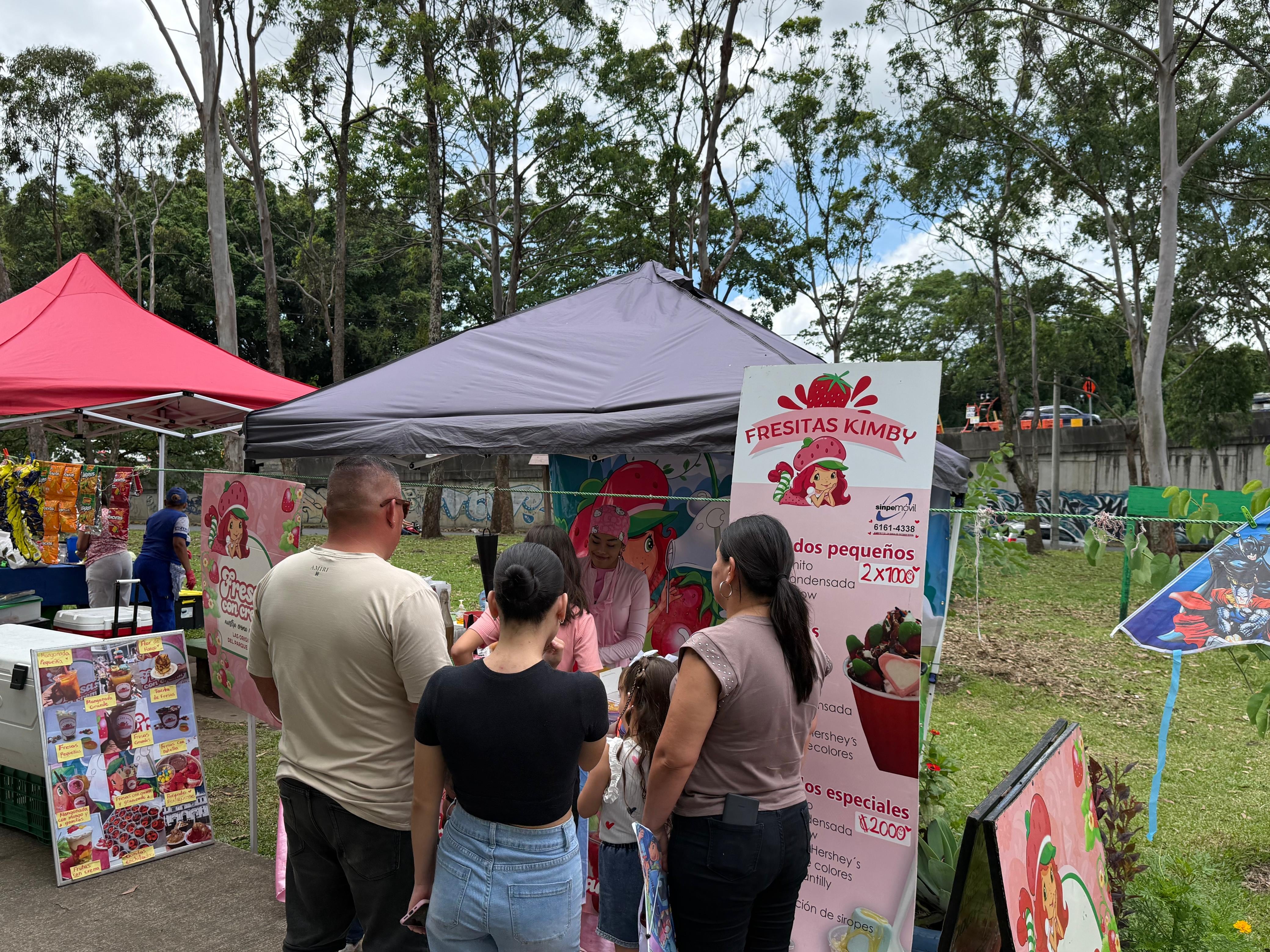 A Kimberly Escobar le dicen Kimby, tiene 21 años de edad y desde hace cinco descubrió que su emprendimiento, Fresitas Kimby, puede ser mucho más que una forma de ganarse unos colones: puede convertirse en el camino para cumplir su sueño profesional.