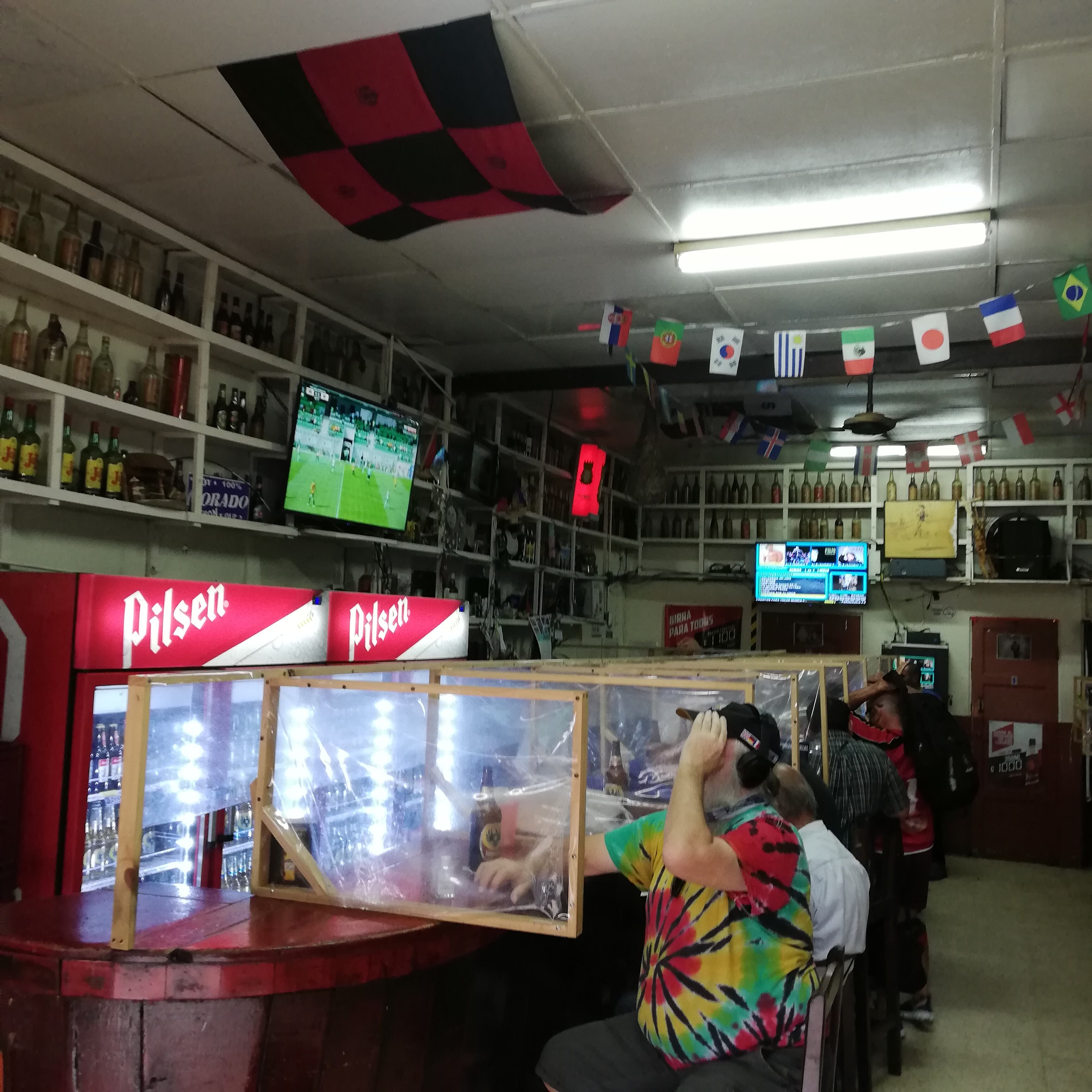 La Teja volvió, un año después de la reapertura de los bares al bar Milano, propiedad de don José Alexis Mora, para ver cómo la vivió en el último año en medio de la pandemia, la restricción vehicular sanitaria y los protocolos higiénicos