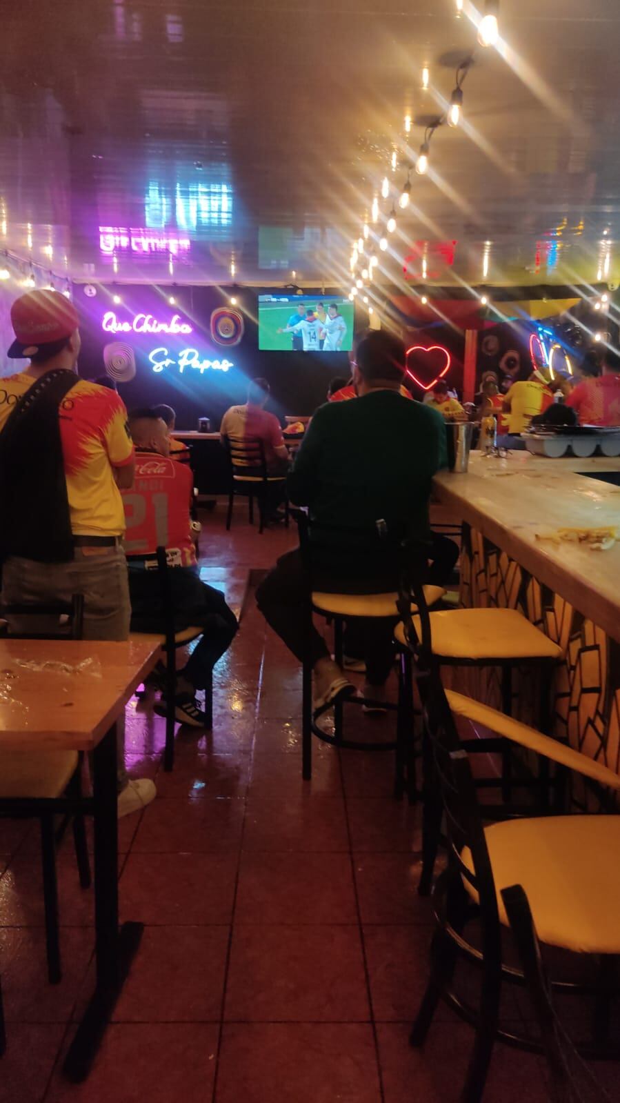 qUna bronca se armó anoche en un restaurante previo al partido entre Herediano y Alajuelense. Cortesía Kelly Uribe.