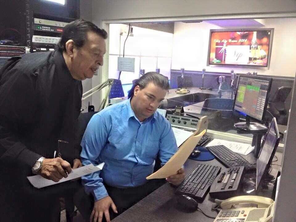 Glen Montero González, sonidista o controlista de radio Monumental y Pelando el ojo.