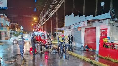 Hombre quedó atrapado por corriente de río Turrialba y tras rescate de película, lograron salvarlo