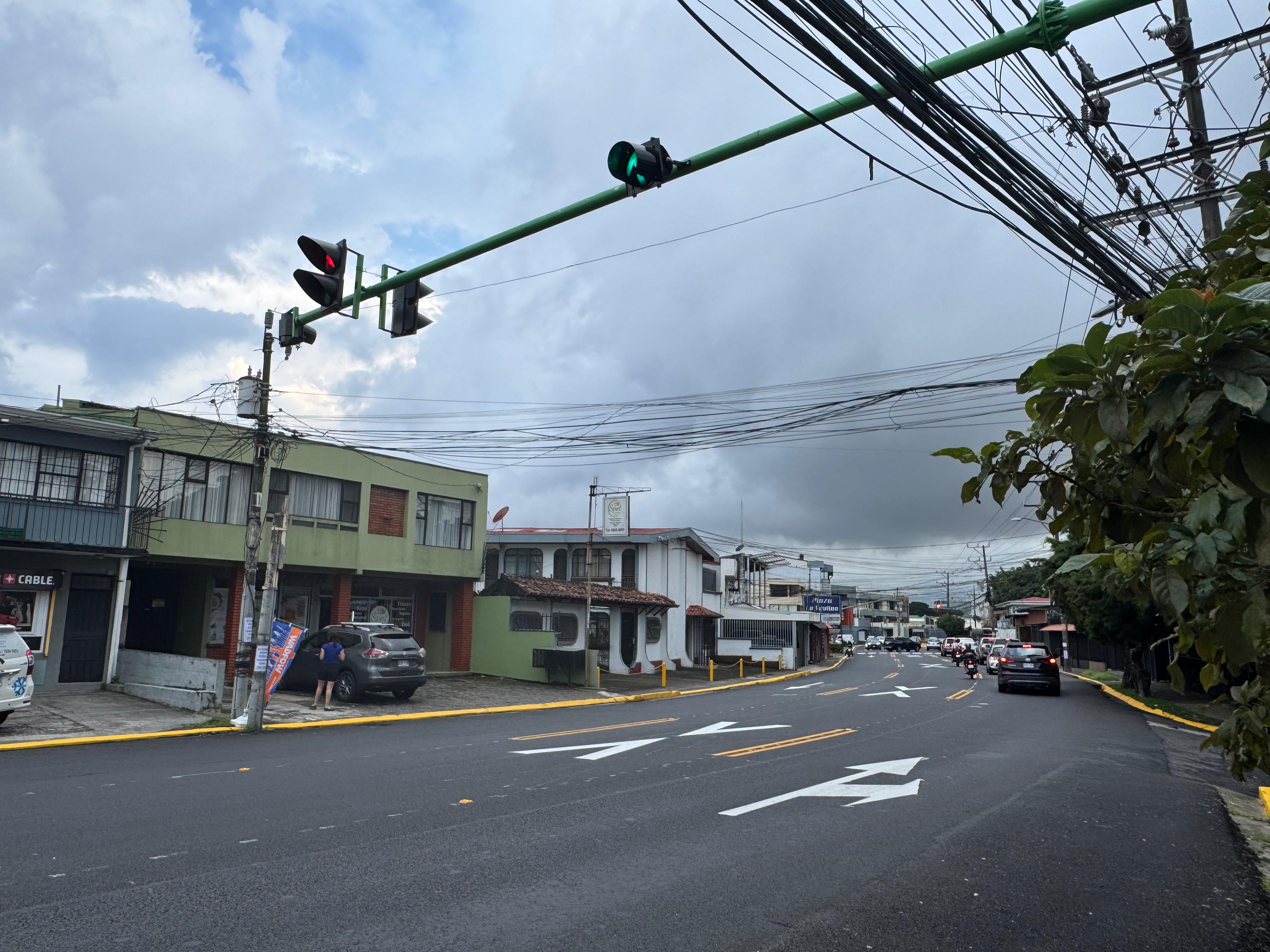 El nuevo carril reversible que entre Sabanilla y Montes de Oca que comenzó a funcionar este viernes 7 de noviembre no duró ni media hora en provocar problemas vecinales, indignación, el accidente de un motociclista y al menos dos choques.