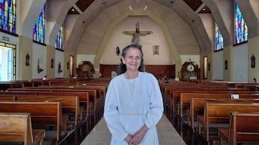 Doña Victoria se viste de blanco en Semana Santa porque asegura que Dios se lo pidió