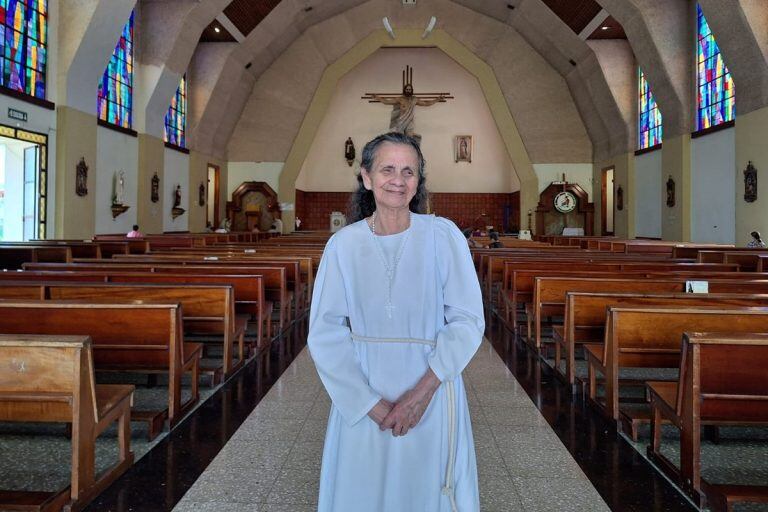 Doña Victoria Rocha, una vecina de más de 90 años de Ciudad Quesada, asegura que el cielo mismo le dio un mensaje que marcó su vida y por eso viste de  Blanco en Semana Santa.