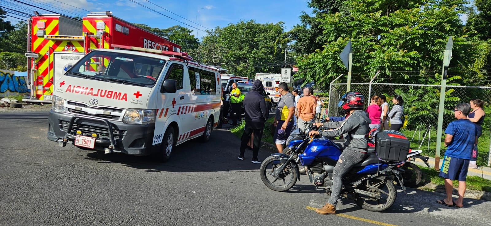 100 metros al sur del cruce de Maxipalí de San Miguel de Desamparados carretera hacia Aserrí; allí un motociclista fue a dar a una alcantarilla luego de sufrir un choque contra un carro. Foto: Rocío Sandí