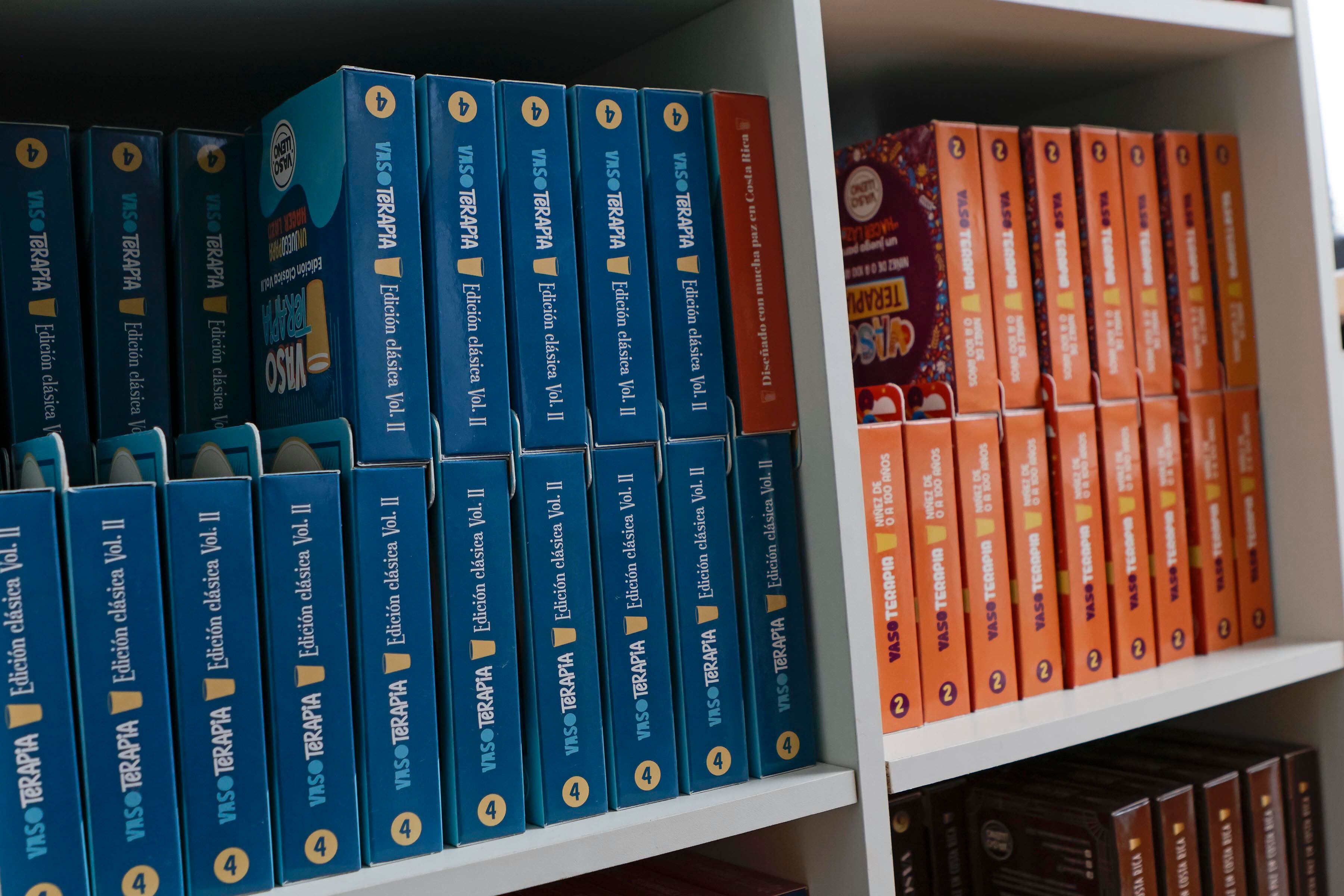 16/05/2024. San Pedro de Montes de Oca. Hora: 01:30 p.m. Entrevista con Cristina Gomar, psicóloga que fundó en Instagram la comunidad "Vaso Lleno" y el juego de cartas "Vasoterapia", que promueve las conversaciones en temas sensibles de diversa índole y edades. Fotos: Mayela López