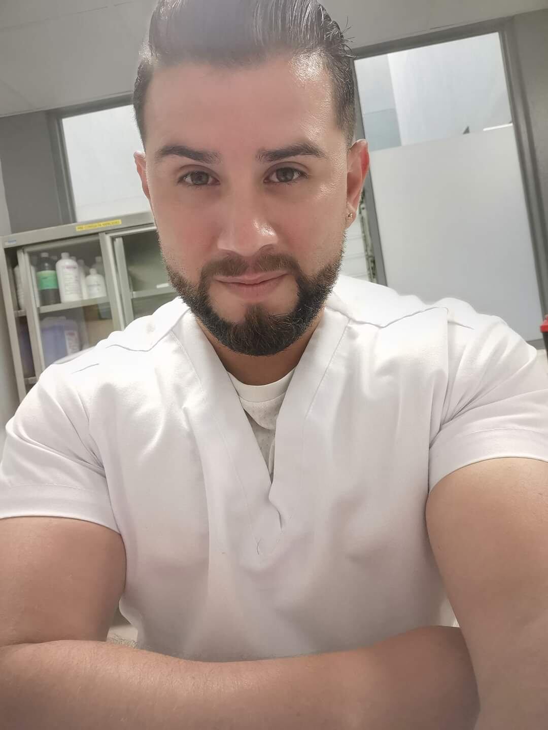 El enfermero William Madrigal Brenes sufrió un accidente de tránsito en el 2017 que lo dejó en coma y con muy pocas posibilidades de vida, sin embargo, al tercer día despertó. En la foto con su esposa Angie Hernández Garita