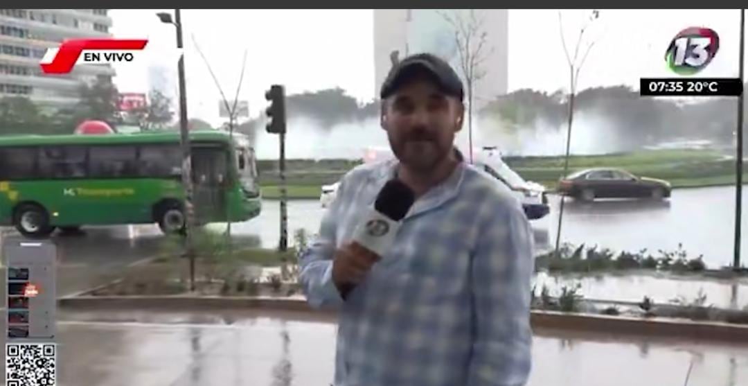 Miguel Ángel del Toro cayó de espaldas mientras reportaba las fuertes lluvias en Guadalajara.
