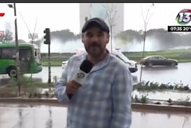 Periodista sufrió fuerte caída en vivo mientras reportaba las lluvias y el video se volvió viral