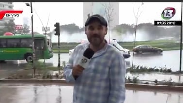 Periodista sufrió fuerte caída en vivo mientras reportaba las lluvias y el video se volvió viral