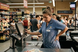 Código Laboral tendría un cambio histórico para las personas que trabajan de pie