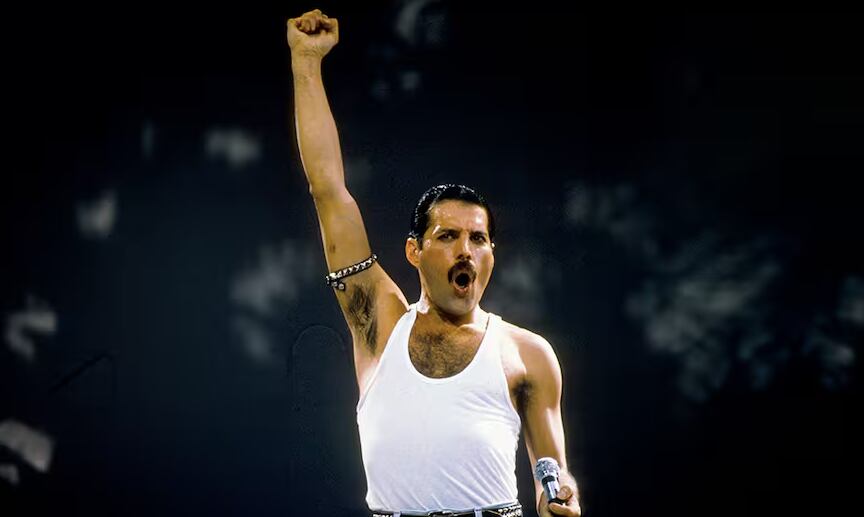 Freddie Mercury fue el icónico vocalista y líder de la banda Queen.