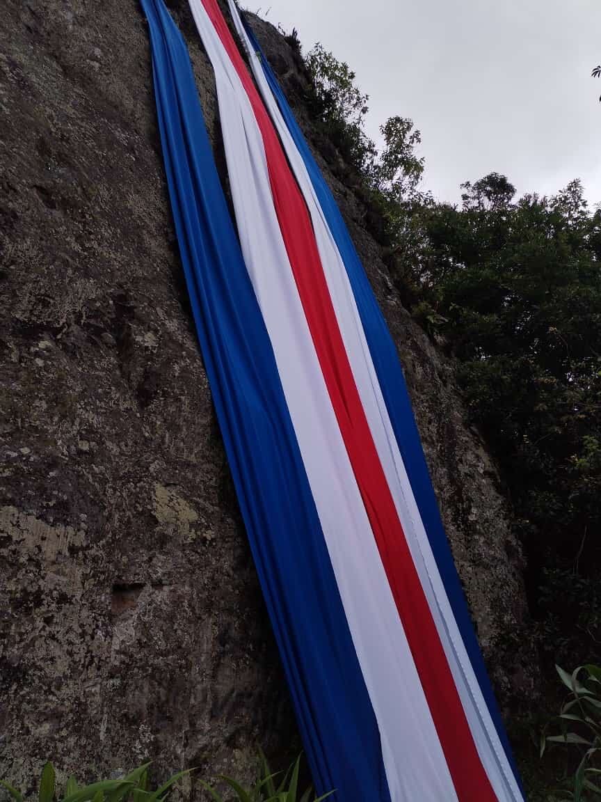 Le contamos lo que usted no vio de la inmensa bandera patria que adornó la piedra de Aserrí entre el 14 y el 15 de setiembre gracias a una iniciativa de La Potente, un medio de comunicación aserriceño y su director es Fabián Alvarado Picado
