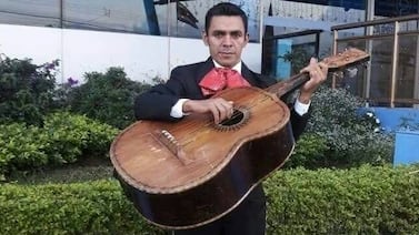 Nicaragüense trabaja en construcción y los fines de semana es el “mariachi de Dios”