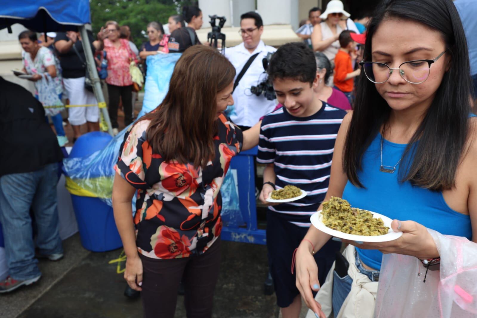 Se repartieron más de 3.500 gallos del picadillo de chicasquil más grande de la historia en el parque de Escazú como parte de las actividades de las fietas patronales 2024.