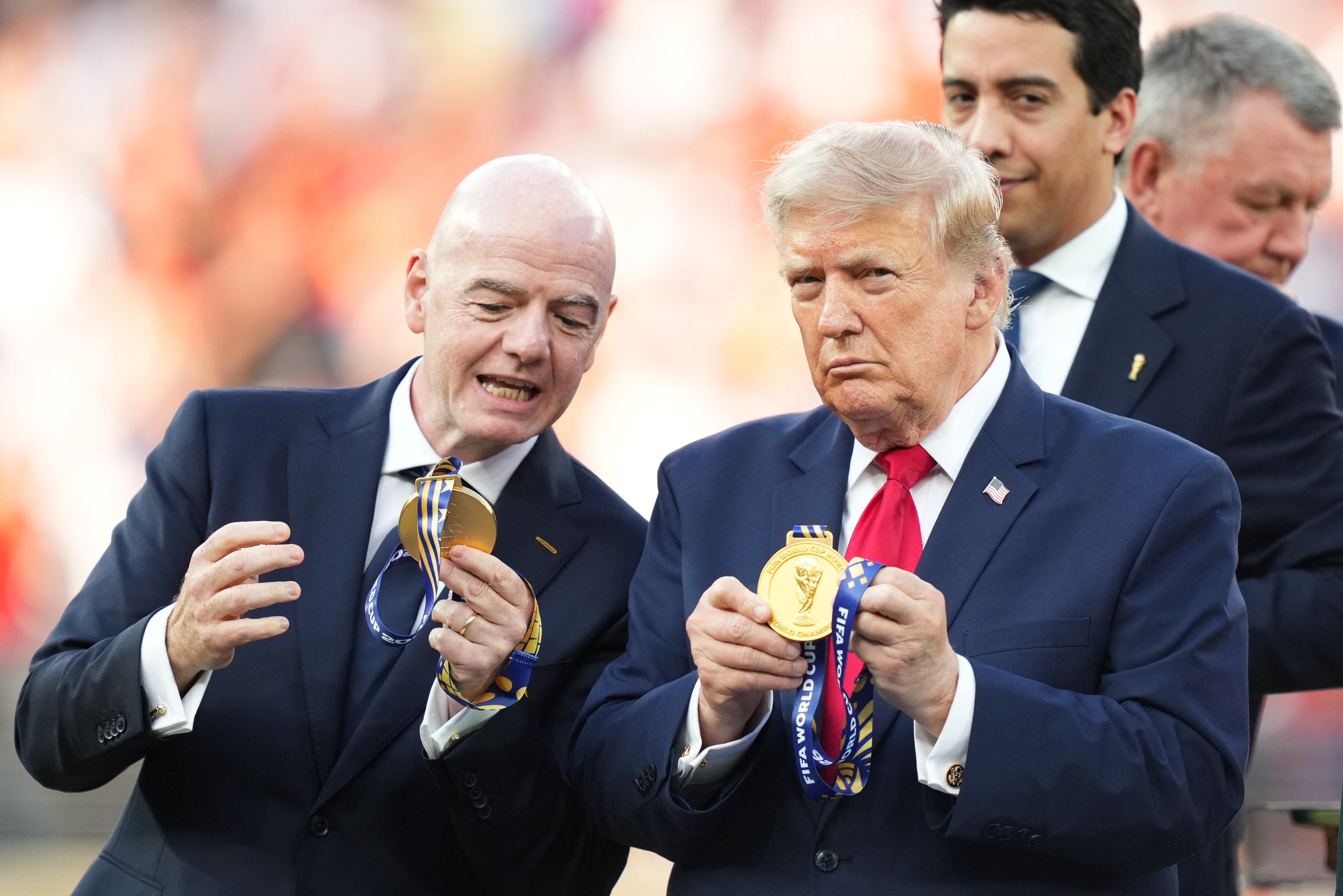 El jerarca de la FIFA Gianni Infantino habla con el presidente estadounidense Donald Trump durante la premiación tras la final del Mundial 2026 el pasado 19 de julio en el Estadio de Nueva Yor/Nueva Jersey.