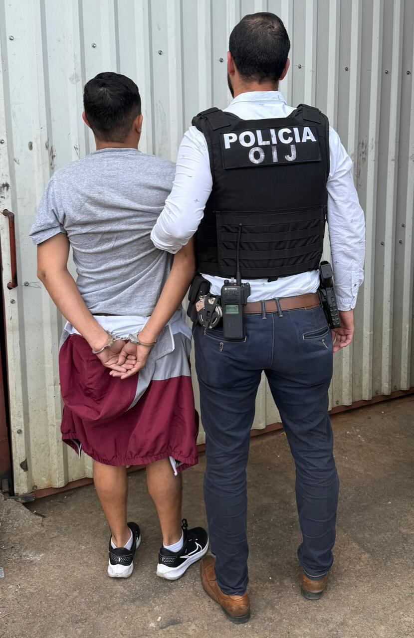 Un hombre de apellido Aguilar, de 25 años, está en manos de las autoridades judiciales por ser sospechoso del delito de receptación, ya que andaba un carro que fue robado. Foto: OIJ
