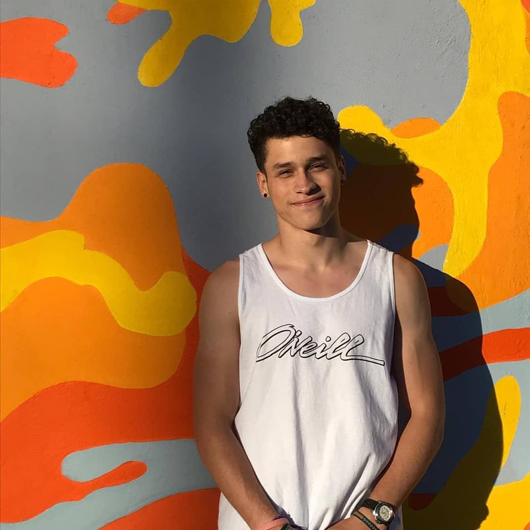 Autoridades continúan buscando a Aldo Miranda, joven arrastrado por el mar en Jacó. Foto tomada de Facebook.