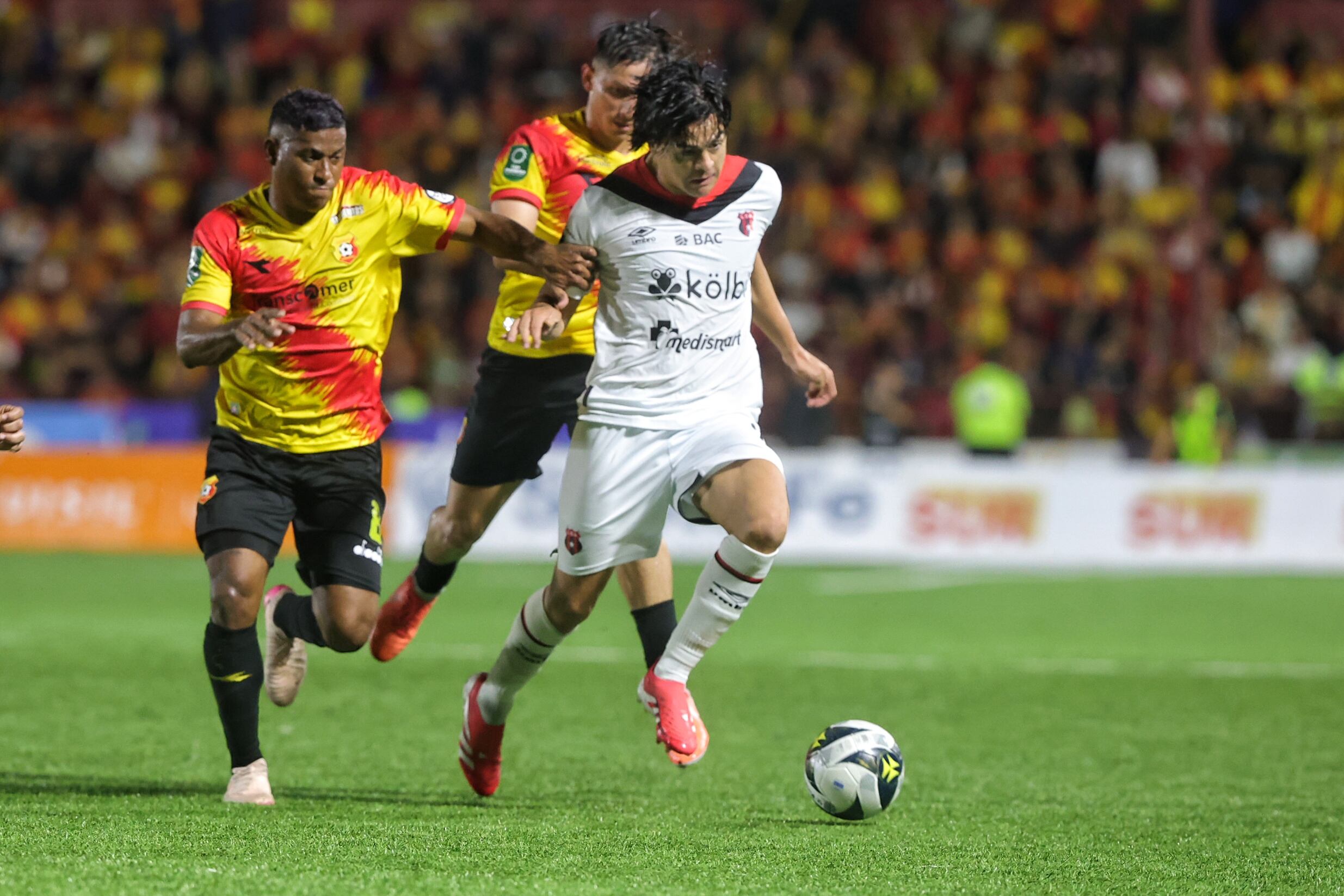 28/05/2025/ Juego entre Club Sport Herediano vs Liga Deportiva Alajuelense por el partido de vuelta de la gran final el torneo Clausura de la Liga Promerica en el estadio Carlos Alvarado / foto John Durán