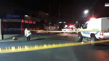 Invasión de carril cobró la vida de joven motociclista y dejó a su acompañante grave