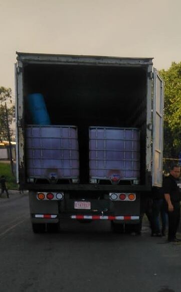 En este camión de carrocería cerrada llevaban el combustible que habrían robado en el trayecto entre Limón y Cartago. Los dos sujetos, menores de 30 años, quedaron a la orden de la Fiscalía. Foto: OIJ
