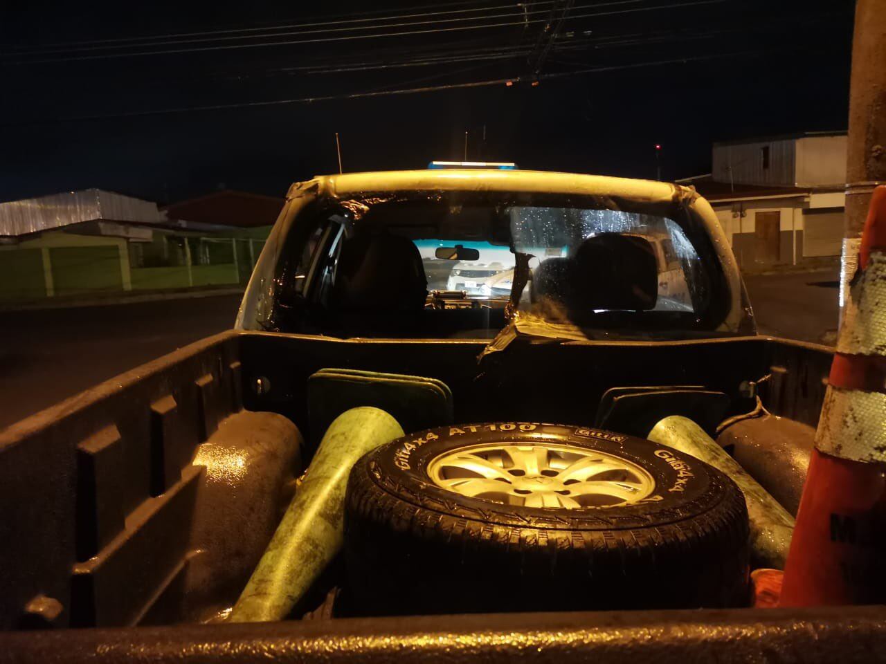 Lanza bomba molotov contra delegación de Fuerza Pública. Foto MSP.