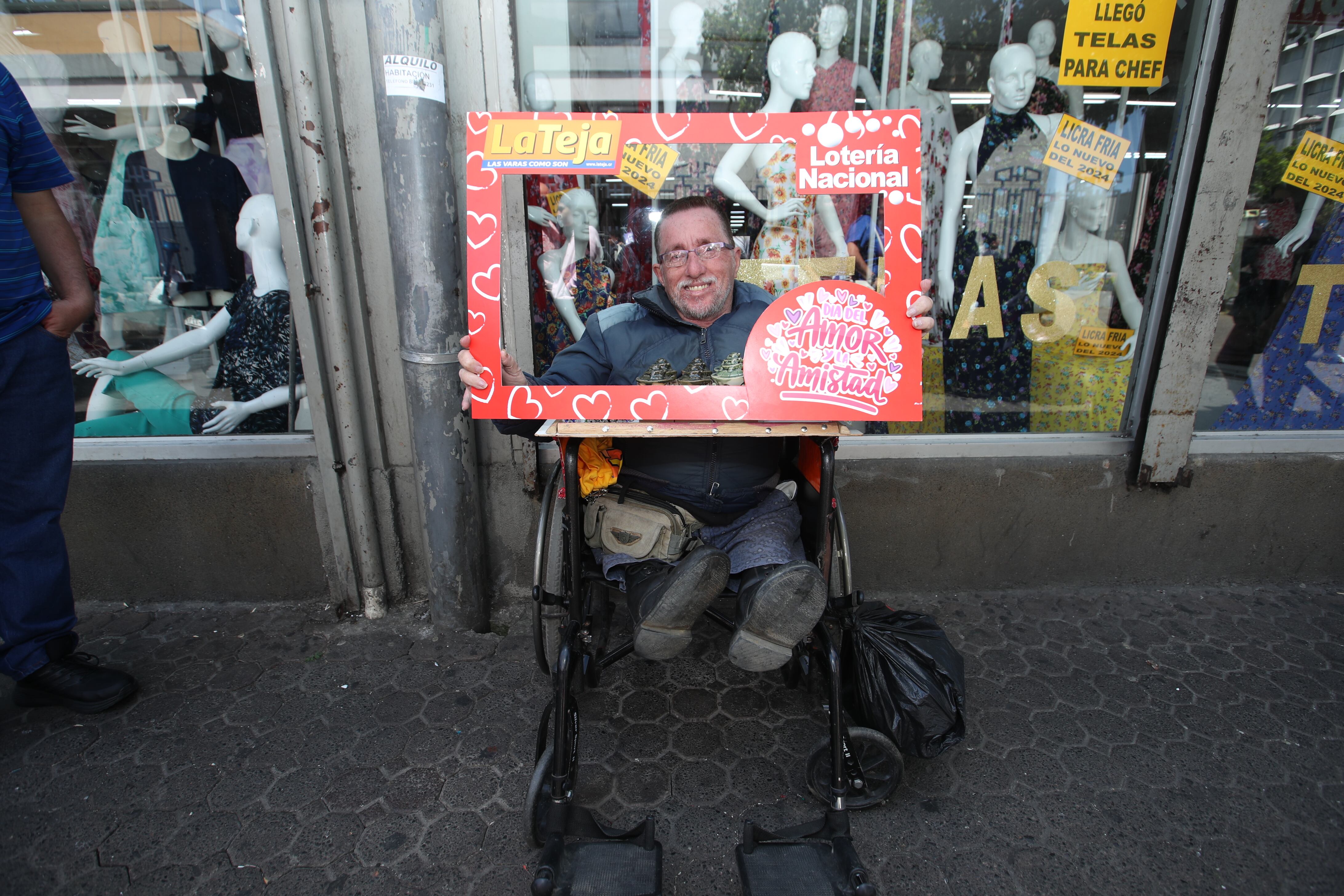 14/02/2024/ recorrido con La Teja donde los josefinos envían saludo especial por medio de las redes sociales de La Teja con un marco alusivo a san Valentín/ foto John Durán
