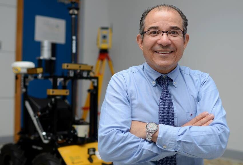 la inteligencia de los costarricenses viene trabajando de la mano con la NASA para lograr que robots no tripulados puedan moverse sin problemas de ubicación fuera de la Tierra, de hecho, se piensa en la Luna, Marte y más allá. En la foto el doctor Geovanni Martínez Castillo, el coordinador del IPCV-LAB de la UCR