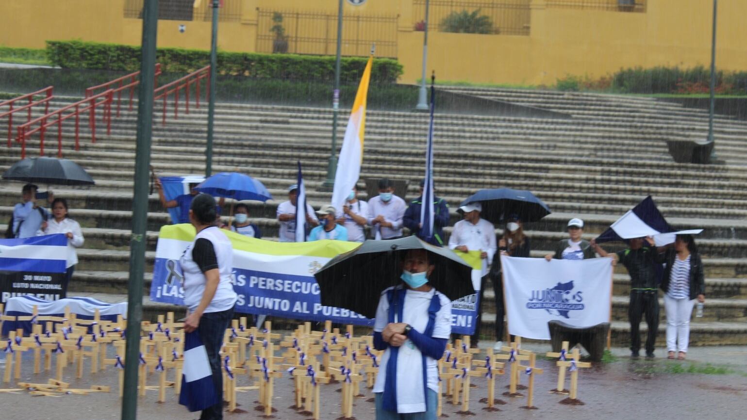 Con una misa en la conocida como iglesia de ladrillos en Calle Blancos (iglesia San Francisco de Asís), en la que estuvo presente la Asociación de Madres de Abril, una agrupación de mamitas nicaragüenses, inició un día de recuerdo y dolor para los nicaragüenses exiliados en Costa Rica