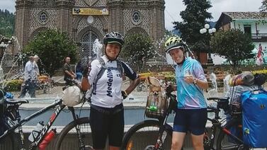 Dos enfermeras ticas y su perrita Chiky viajan en bicicleta de Guápiles a Argentina