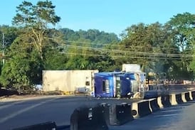 Identifican a uno de los trabajadores fallecidos en fatal vuelco de tráiler en Limón 2000 en ruta 32