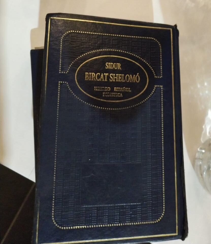 Este es el Sidur, el libro de oraciones diarias de la religión judía y que Vladimir Quesada usa para rezar todos los días. Yenci Aguilar.