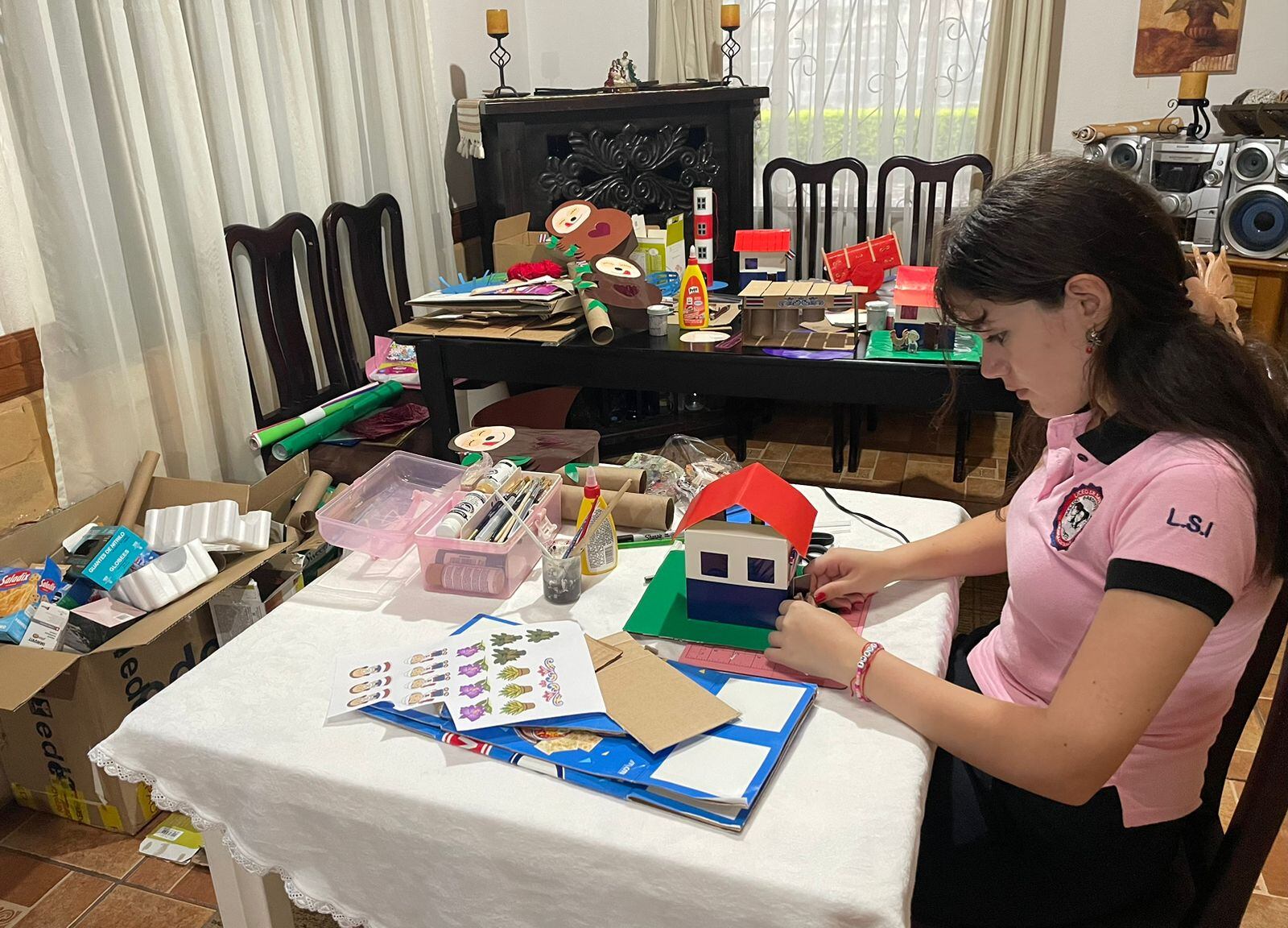 Tamara Córdoba Paniagua tiene 17 años, está en quinto de colegio y prácticamente nació emprendedora porque nunca se queda quedita, siempre tiene que estar inventando algo para ayudar con platica en la casa