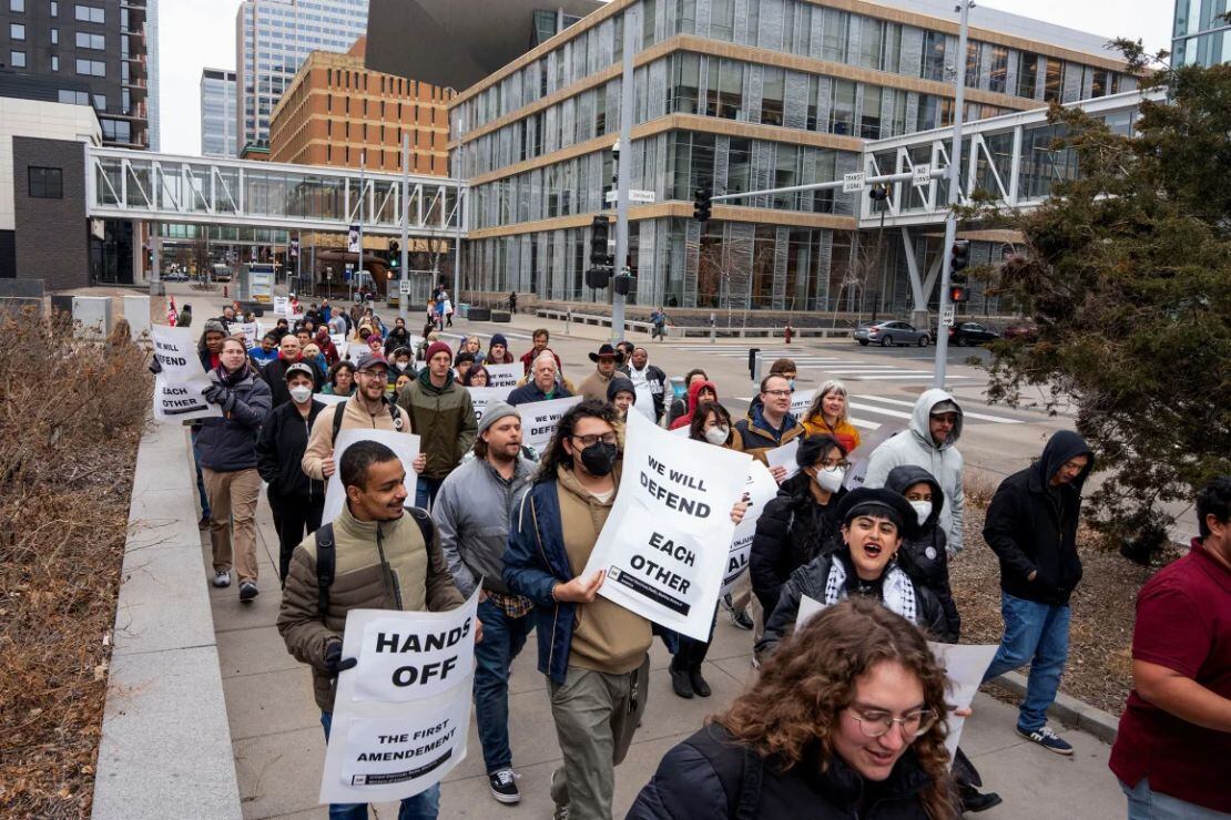 Las deportaciones de estudiantes en Estados Unidos no han caído bien en la población, quienes han salido a manifestarse en contra de las medidas.
