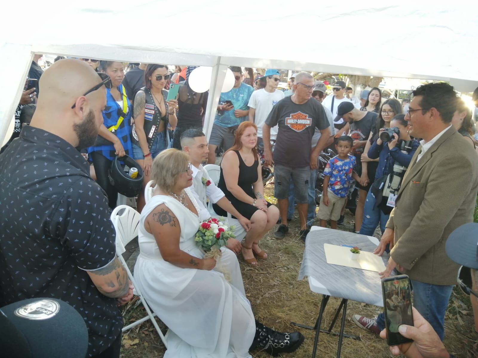 Cincy Rojas Araya y Alejandro Rojas Alfaro, es la pareja de ahora esposos que el pasado sábado 25 de febrero, a las 4 de la tarde se dieron el “sí, acepto”, entre sus familiares, padrinos y miles de motoqueros de todo el país y otros lugares de Centroamérica y hasta México