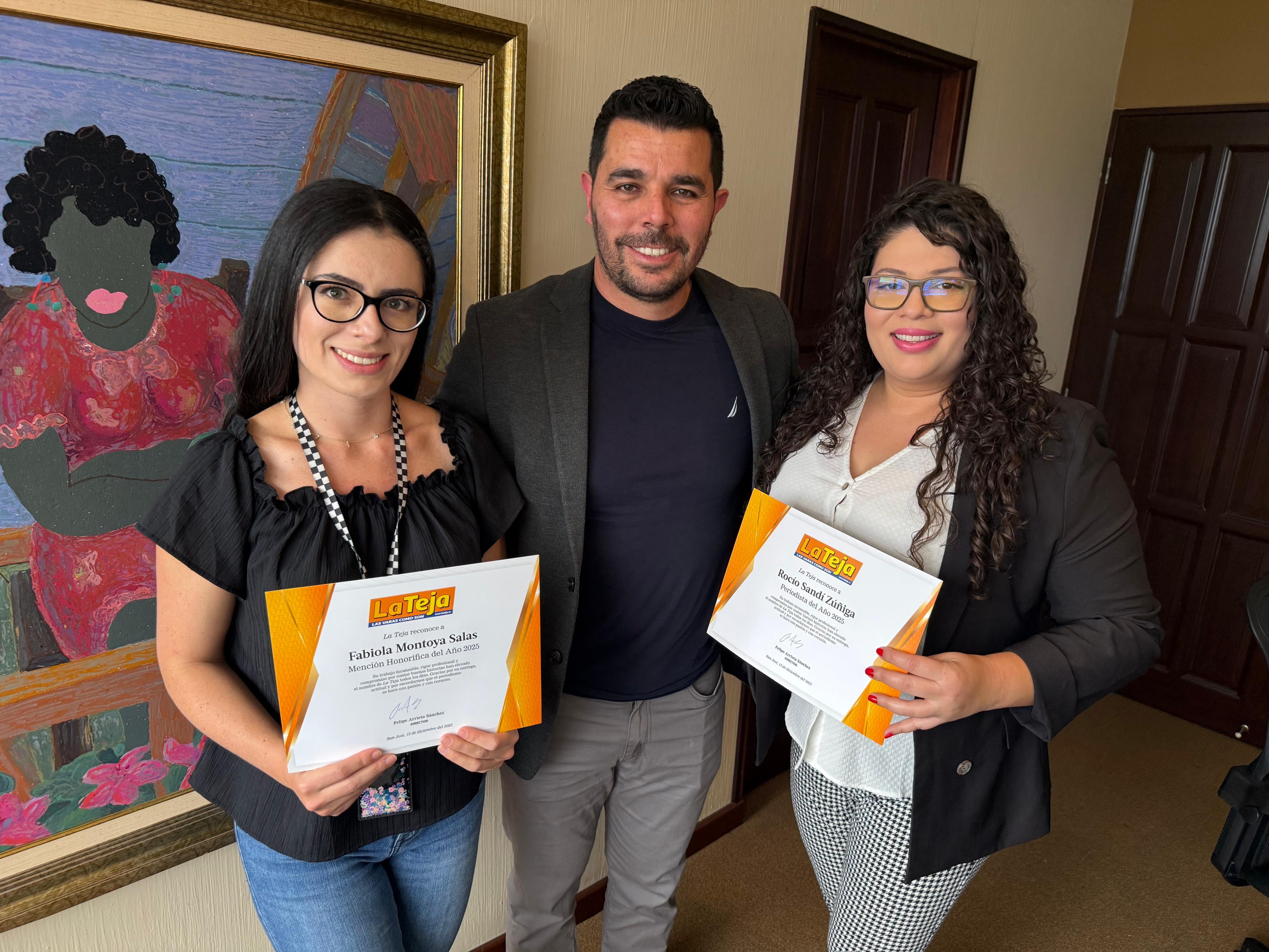 La Teja entregó su premio al Periodista del Año 2025, la ganadora fue Rocío Sandí Zúñiga, quien es de la sección de Nacionales. Hubo mención honorífica para Fabiola Montoya. En la foto, Fabiola Montoya Salas, Felipe Arrieta Sánchez, director de La Teja y Rocío Sandí Zúñiga.