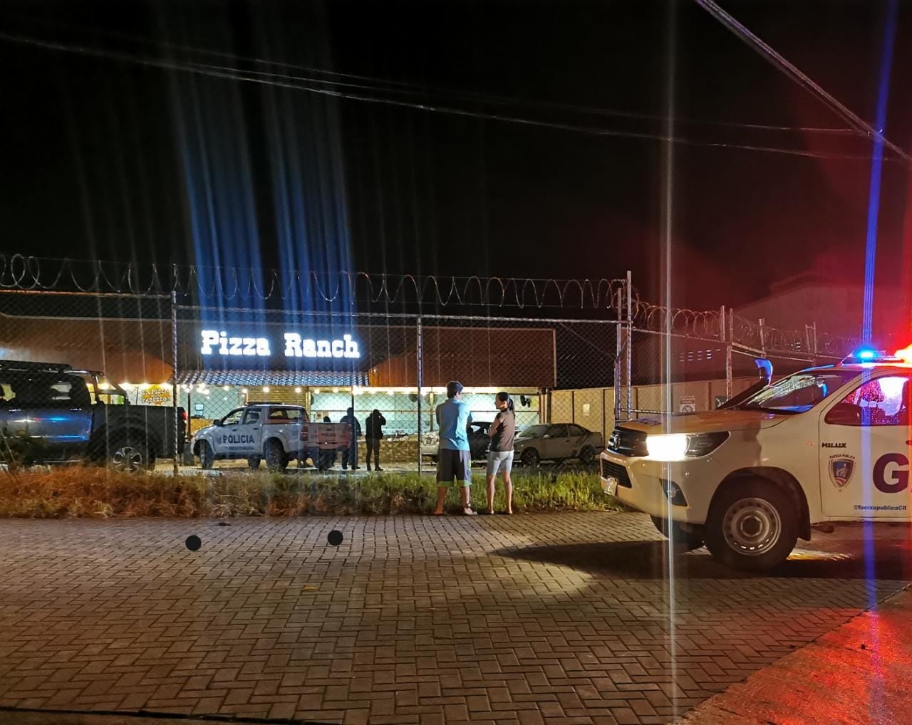 Triple homicidio en parqueo de pizzería en Cariari. Foto Reyner Montero.